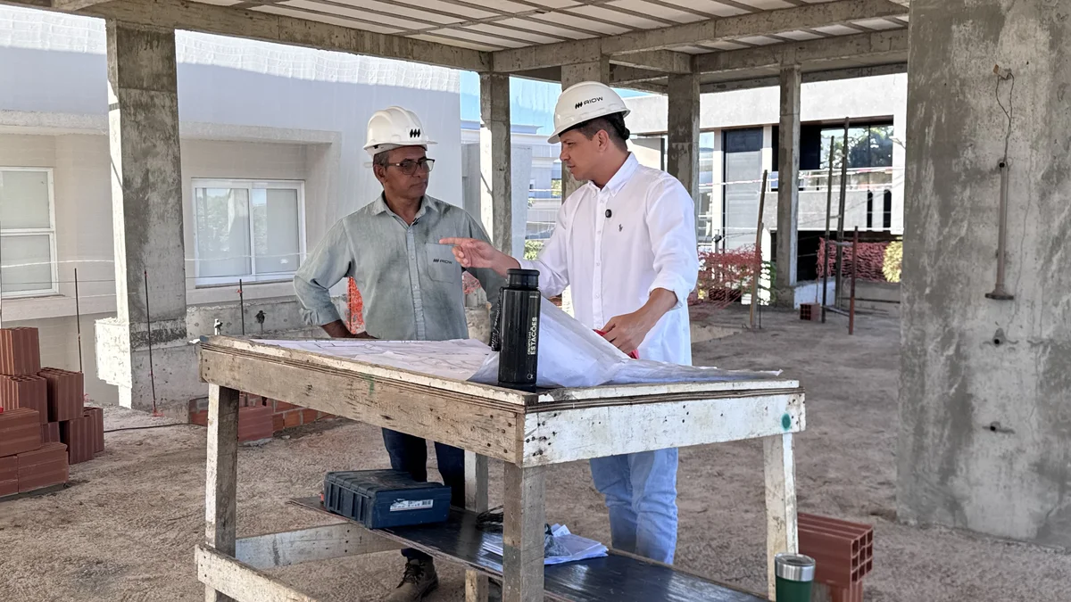 Equipe técnica acompanhando obra no canteiro