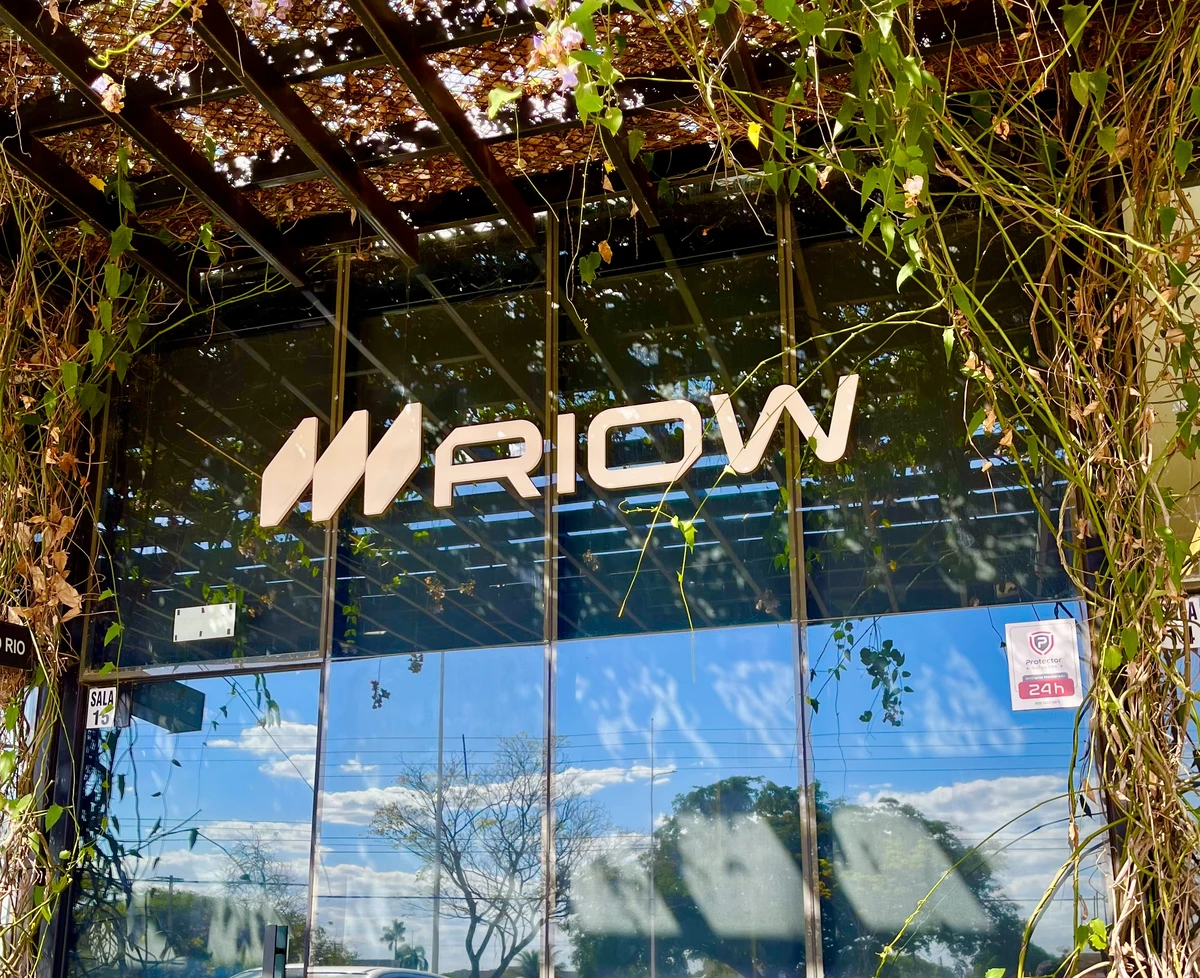 Fachada da Riow Construção, onde nasceu a experiência prática do Orceu